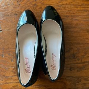 Black patent leather like pumps in size 40